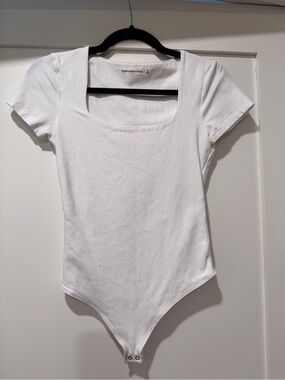 Abercrombie & Fitch White Scoop Neck Short Sleeve Bodysuit - Small